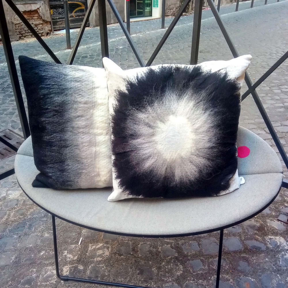 Fabric cushions - Decorative cushion with hand-felted design in merino wool and silk on linen fabric. - ELENA KIHLMAN