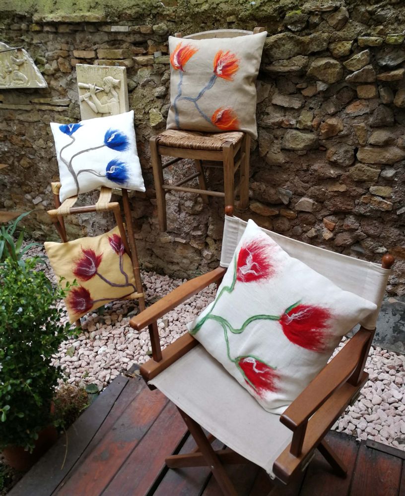 Fabric cushions - Decorative cushion with hand-felted design in merino wool and silk on linen fabric. - ELENA KIHLMAN