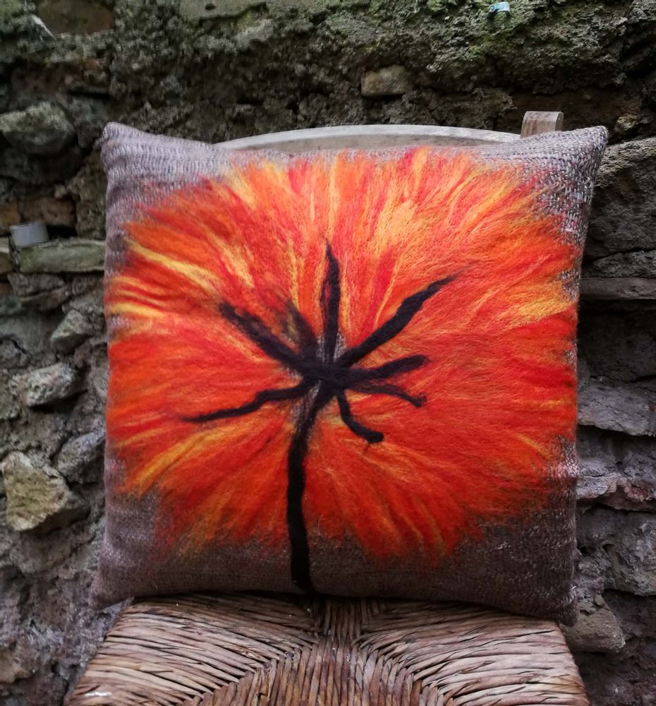 Cushions - Decorative cushion “Tarassaco” with hand-felted pattern in merino wool and silk on linen fabric. - ELENA KIHLMAN