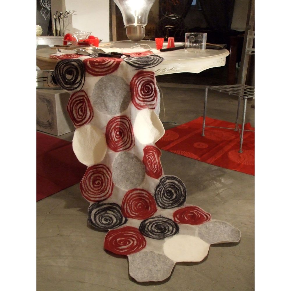 Linge de table textile - Chemin de table « Dots », nappe feutrée à la main en laine mérinos sur tissu de soie. - ELENA KIHLMAN