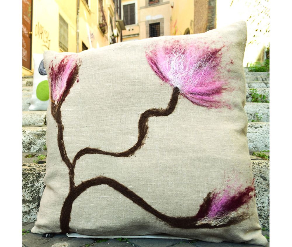 Coussins textile - Coussin décoratif « Fleur de cerisier » avec motif feutré à la main en laine mérinos et soie sur tissu de lin. - ELENA KIHLMAN