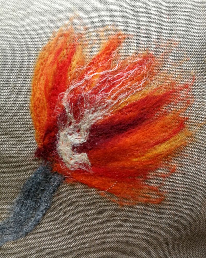 Coussins textile - Coussin décoratif « Fleur de cerisier » avec motif feutré à la main en laine mérinos et soie sur tissu de lin. - ELENA KIHLMAN