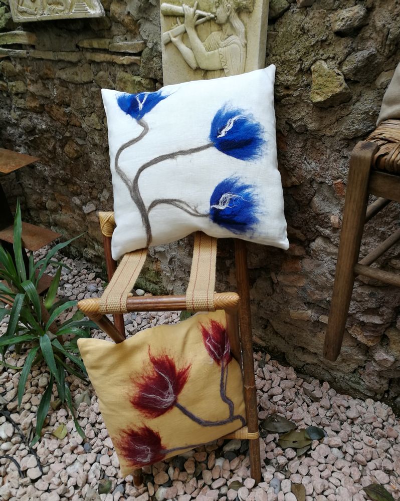 Coussins textile - Coussin décoratif « Fleur de cerisier » avec motif feutré à la main en laine mérinos et soie sur tissu de lin. - ELENA KIHLMAN