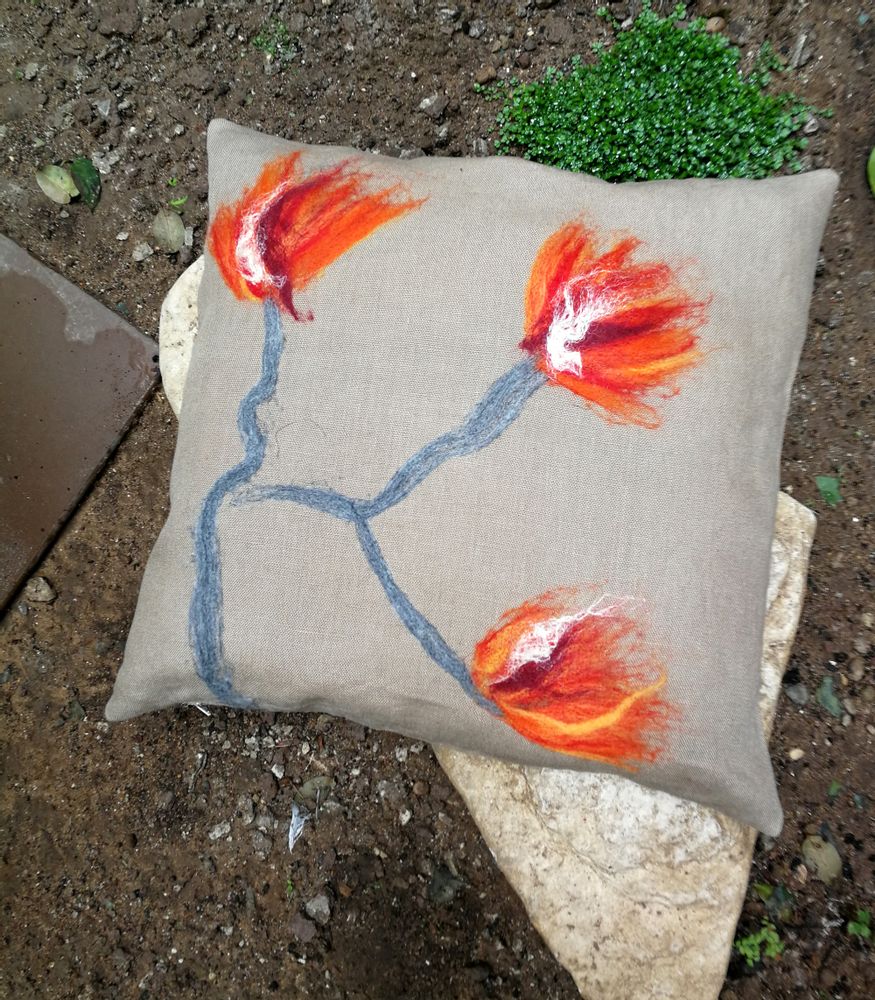 Coussins textile - Coussin décoratif « Fleur de cerisier » avec motif feutré à la main en laine mérinos et soie sur tissu de lin. - ELENA KIHLMAN