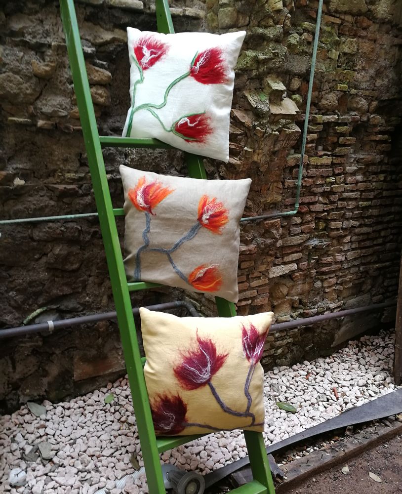 Coussins textile - Coussin décoratif « Fleur de cerisier » avec motif feutré à la main en laine mérinos et soie sur tissu de lin. - ELENA KIHLMAN