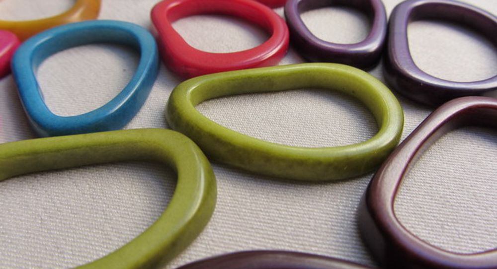 Jewelry - Small rounded squid and triangle in vegetal ivory-Tagua nut - TIERRATAGUA & CREATIERRA