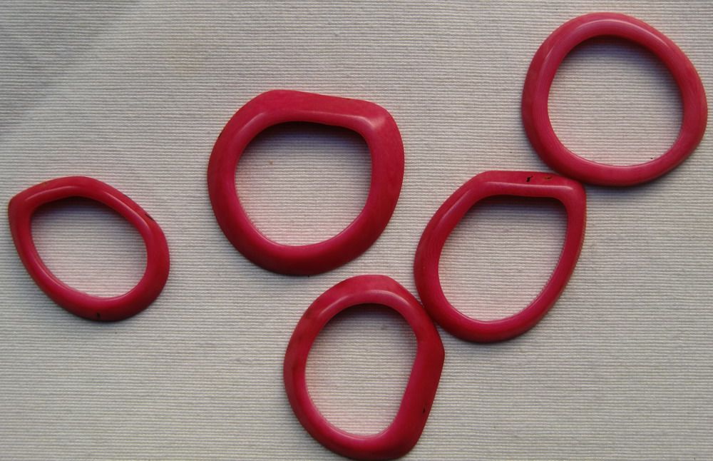 Jewelry - Small rounded squid and triangle in vegetal ivory-Tagua nut - TIERRATAGUA & CREATIERRA