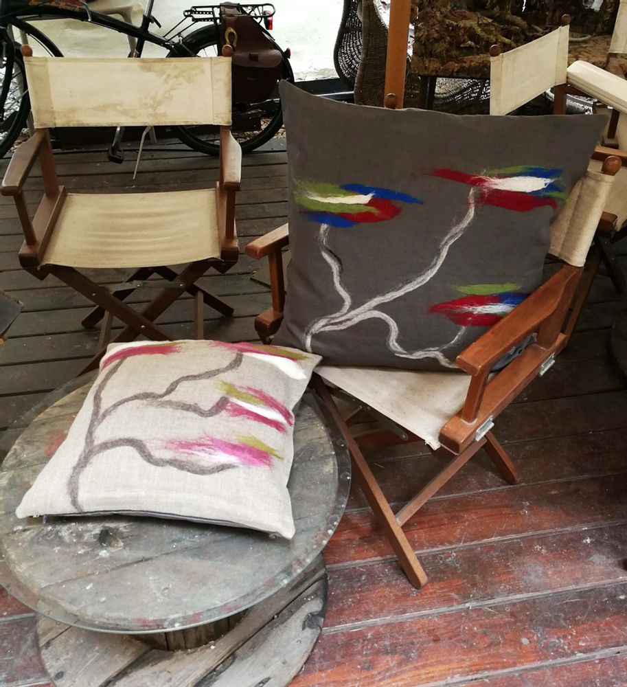 Fabric cushions - Decorative cushion "Reflessi"with hand-felted design in merino wool and silk on linen fabric. - ELENA KIHLMAN