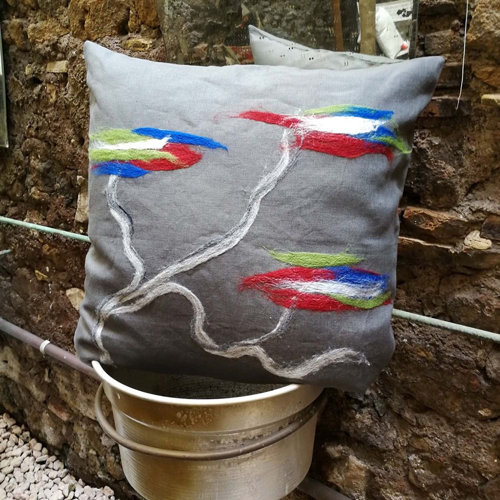Fabric cushions - Decorative cushion "Reflessi"with hand-felted design in merino wool and silk on linen fabric. - ELENA KIHLMAN