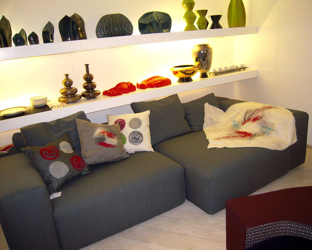 Coussins textile - Coussin décoratif Dots avec motif feutré à la main en laine mérinos et soie sur tissu de lin. - ELENA KIHLMAN
