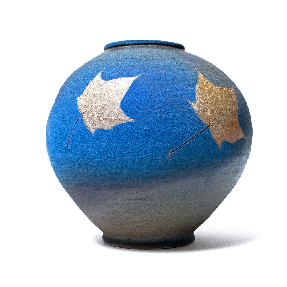 Ceramic - Engobed sandstone vase with maple leaf decoration - CÉRAMIQUE HELENE RAYMOND