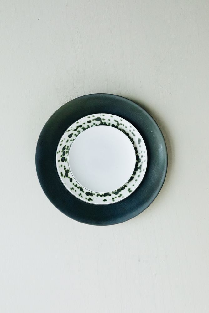 Assiettes de réception - Assiette de présentation Bronze en céramique noire - REVOL