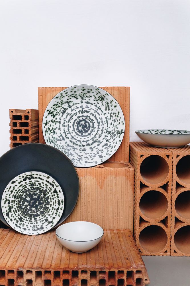 Everyday plates - Rainforest green metallic dessert plate on black ceramic - REVOL