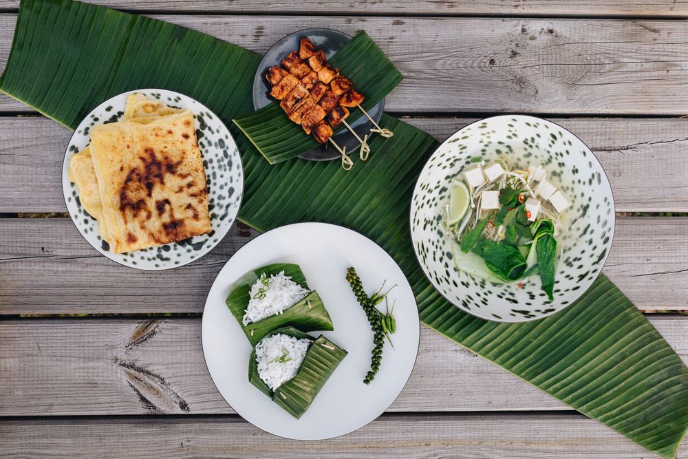 Everyday plates - Rainforest green metallic dessert plate on black ceramic - REVOL