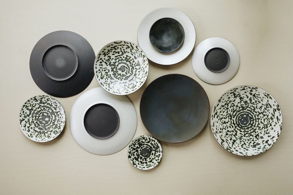 Assiettes au quotidien - Assiette coupe Rainforest verte métallisée en céramique noire - REVOL
