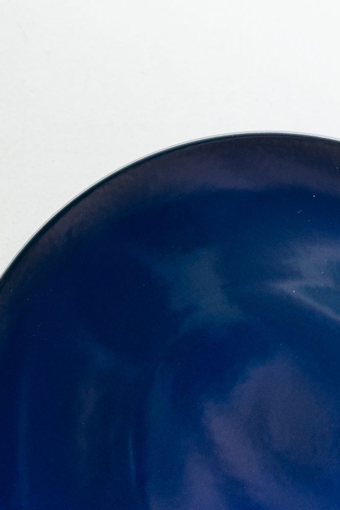 Assiettes de réception - Assiette de présentation Bleu Nuit en céramique noire - REVOL