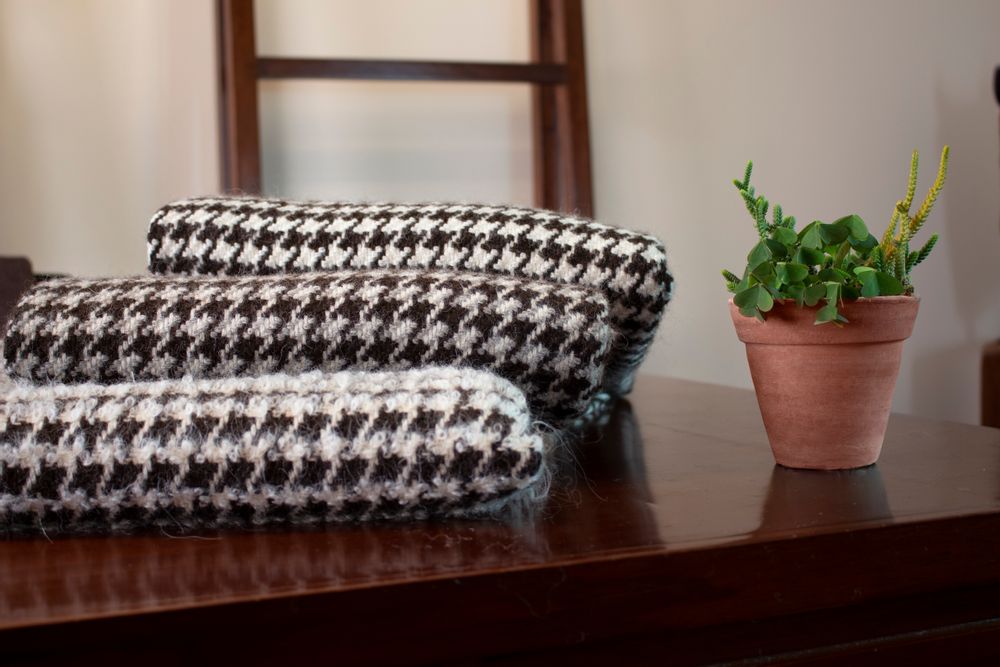 Throw blankets - Pied de Poule Throw - TEXTIALPACA PERÚ