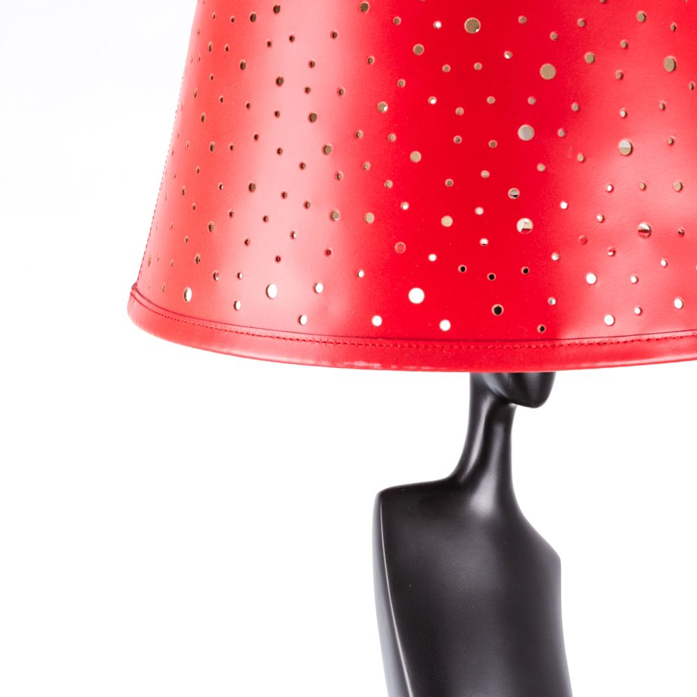 Objets design - Lampadaire TINNIT statuette résine marron, tête d'abat-jour conique en cuir rouge - GLADYS