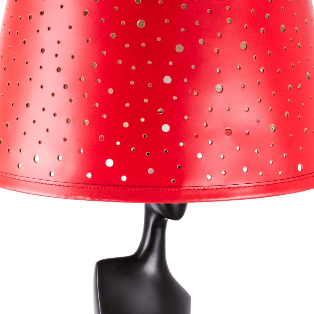 Objets design - Lampadaire TINNIT statuette résine marron, tête d'abat-jour conique en cuir rouge - GLADYS