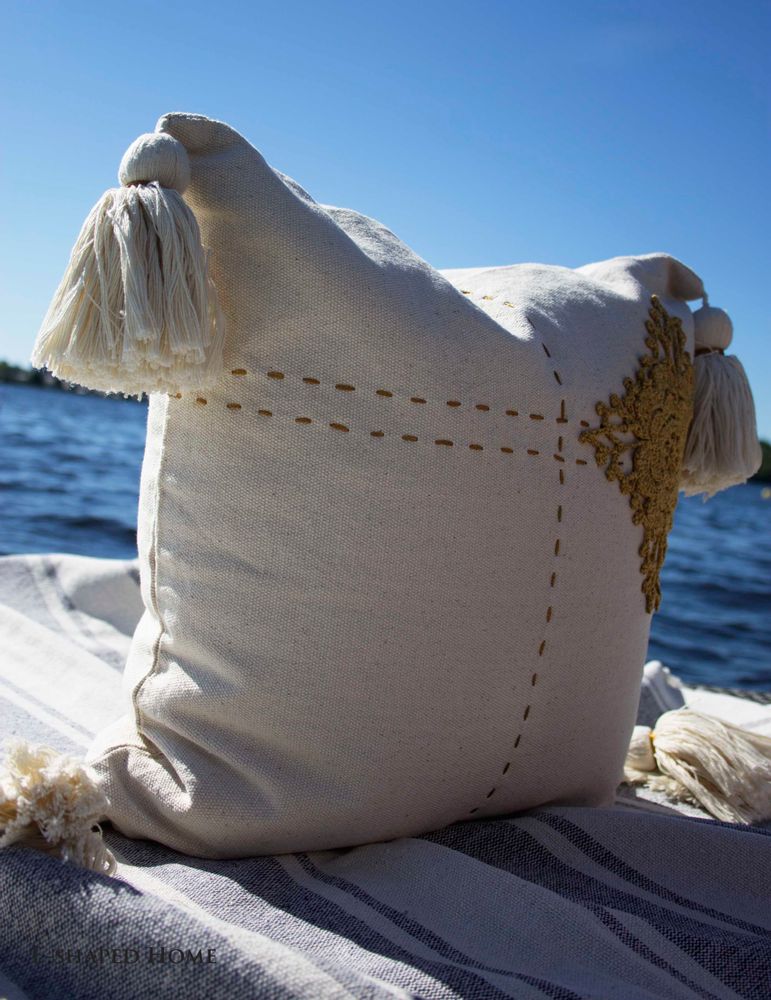 Cushions - MORNING SKY-CLOSE UP - E-SHAPED