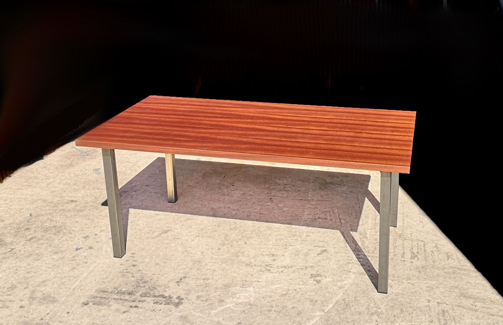 Tables Salle à Manger - Table avec plateau en acajou et bases en acier Π - LIVING MEDITERANEO