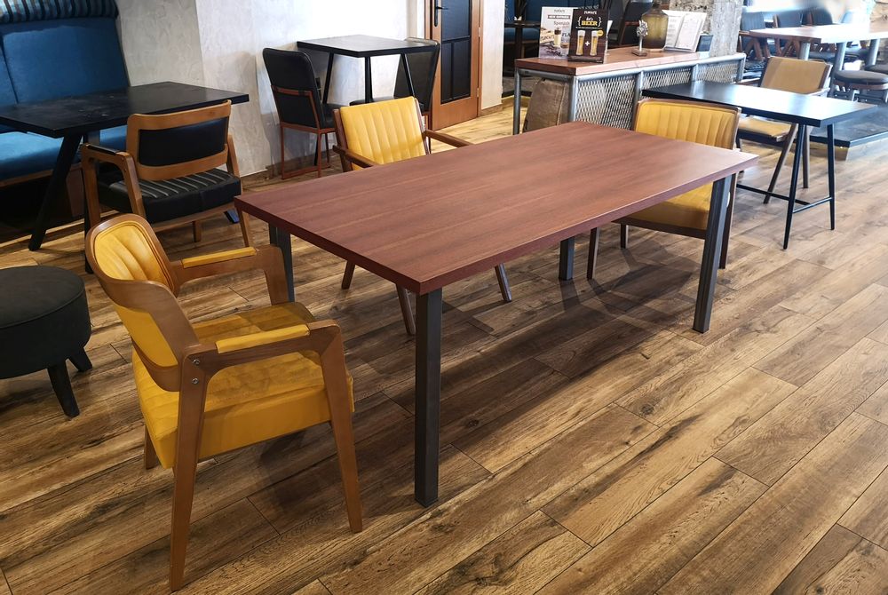 Tables Salle à Manger - Table avec plateau en acajou et bases en acier Π - LIVING MEDITERANEO