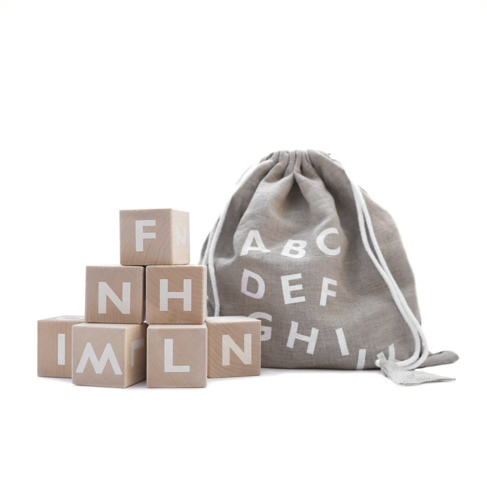 Jouets enfants - Alphabet Blocks - Dix blocs alphabet en bois dans un sac en lin de coton - OOH NOO