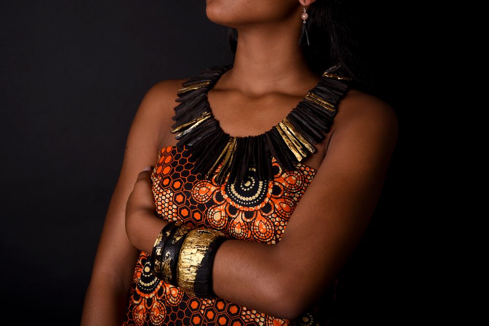 Bijoux - collier en ébène brut feuille d'or 24 carats - BÉ DOGON ART
