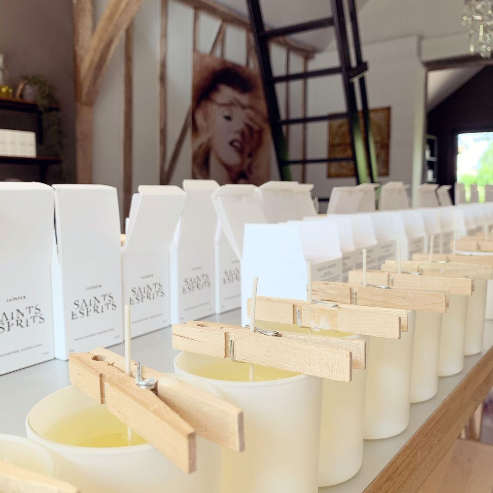 Candles - FLOWER - scented candle 180g - SAINTS ESPRITS