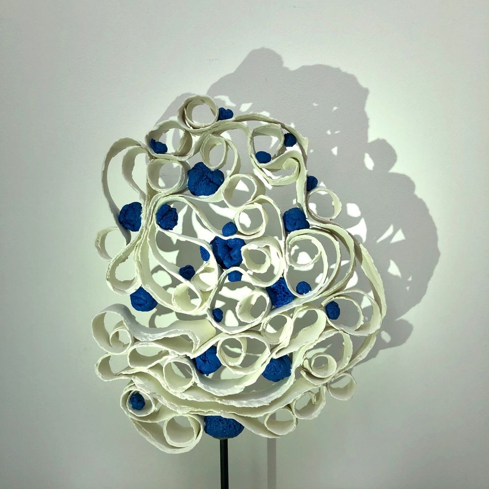 Sculptures, statuettes et miniatures - Sculpture Arbre Porcelaine avec pompons bleus - GUENAELLE GRASSI