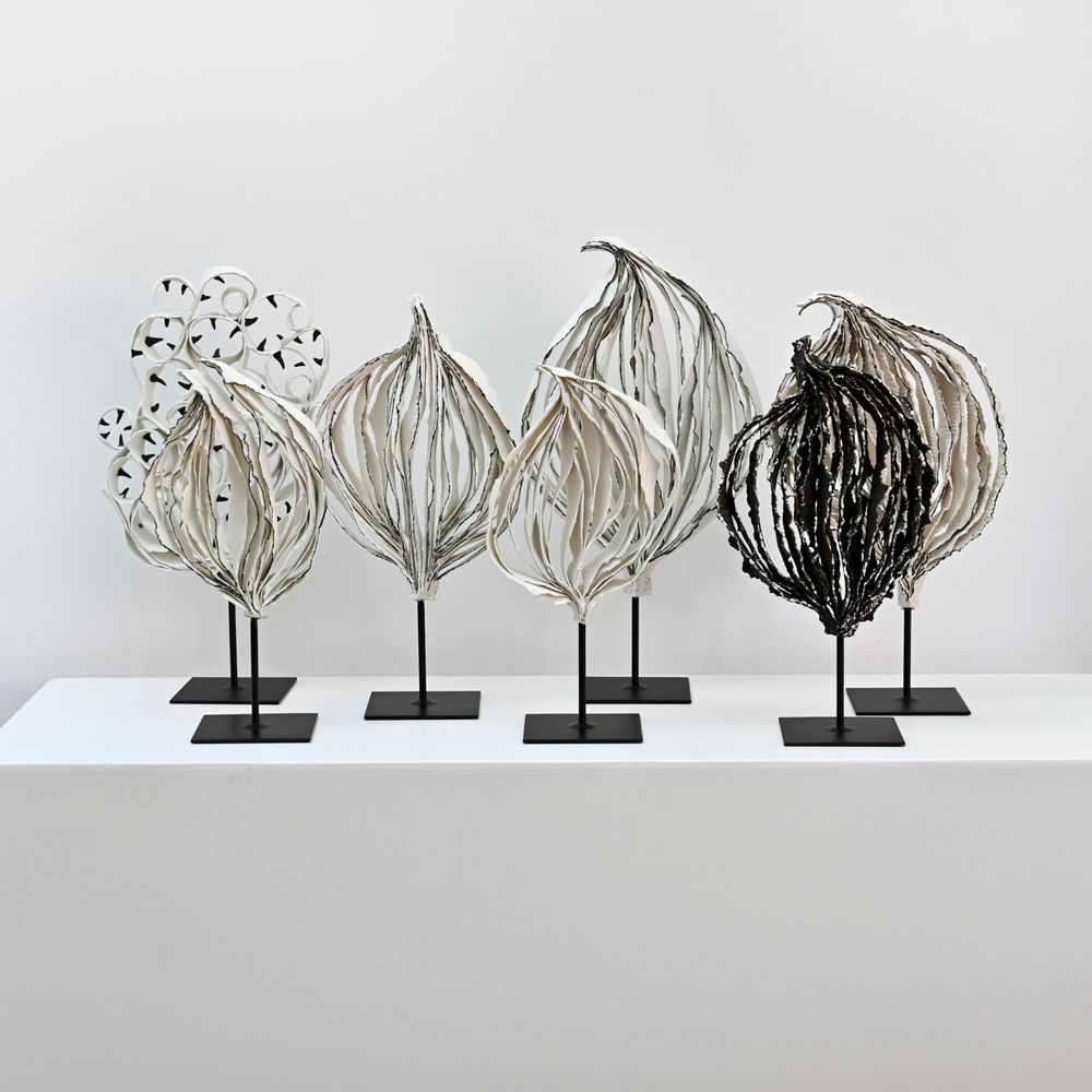 Sculptures, statuettes et miniatures - Sculpture Arbre Grès noir avec Email blanc. - GUENAELLE GRASSI