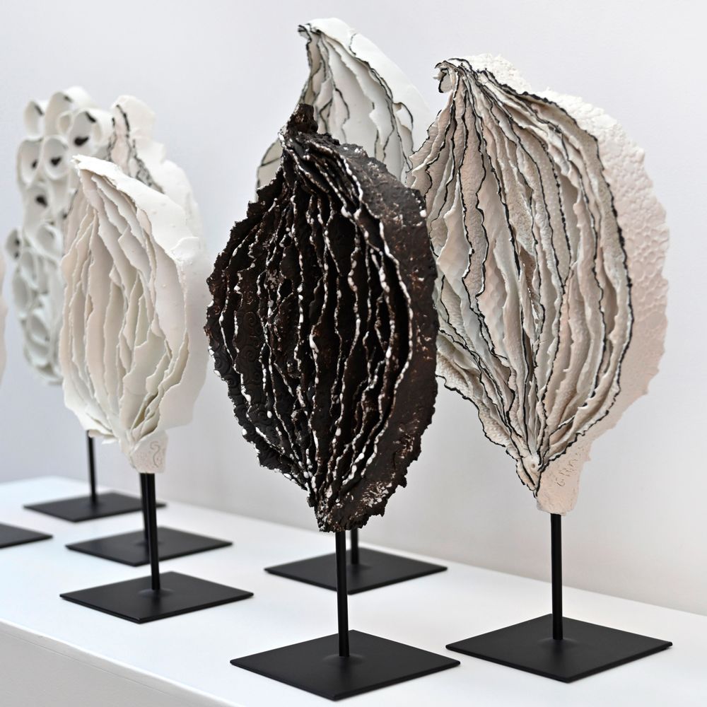 Sculptures, statuettes et miniatures - Sculpture Arbre Grès noir avec Email blanc. - GUENAELLE GRASSI