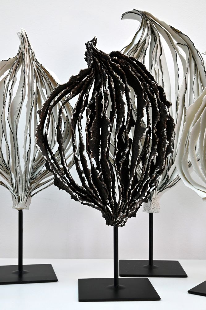 Sculptures, statuettes et miniatures - Sculpture Arbre Grès noir avec Email blanc. - GUENAELLE GRASSI