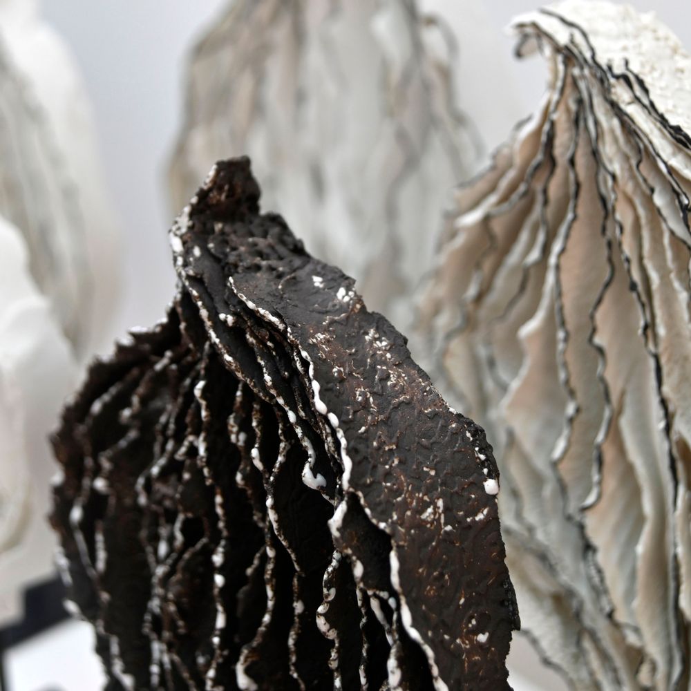 Sculptures, statuettes et miniatures - Sculpture Arbre Grès noir avec Email blanc. - GUENAELLE GRASSI