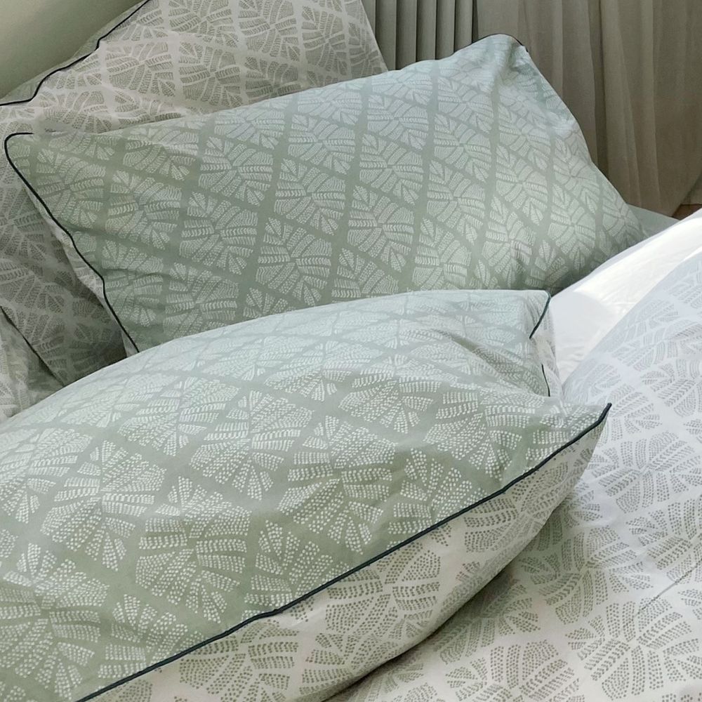 Hotel bedrooms - Graphic foliage Duvet Cover - BLANC CERISE