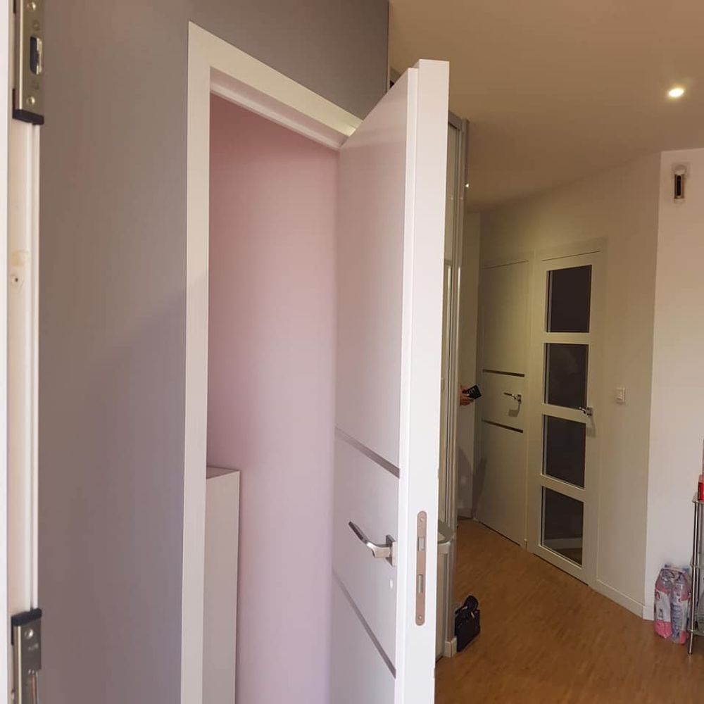 Walk-in closets - Custom mirror effect lacquer doors - SESAME OUVRE-TOI