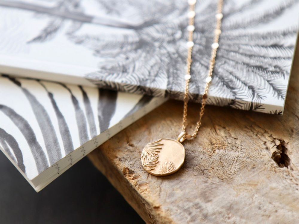Jewelry - Medal necklace - tropical flower engraving - YLUME
