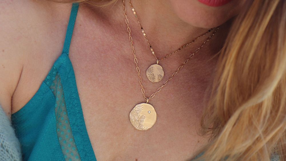 Jewelry - Medal necklace - tropical flower engraving - YLUME