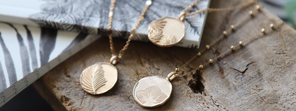 Jewelry - Medal necklace - tropical flower engraving - YLUME