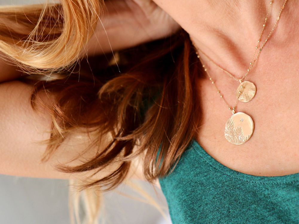 Jewelry - Medal necklace - tropical flower engraving - YLUME