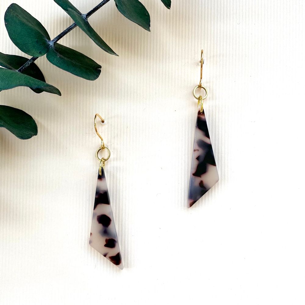 Bijoux - Boucles d'oreilles en laiton et acétate taupe. - NAO JEWELS