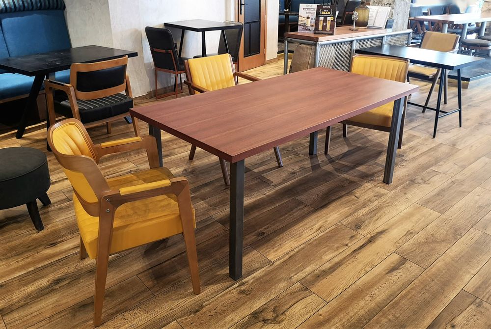 Tables Salle à Manger - Table avec plateau en acajou et bases en acier Π - LIVING MEDITERANEO