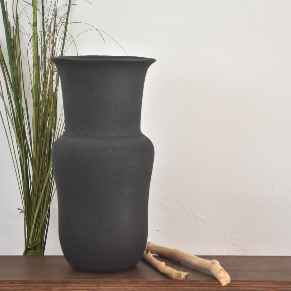 Vases - Grand vase de lave noire - VALVANUZ CERAMICS