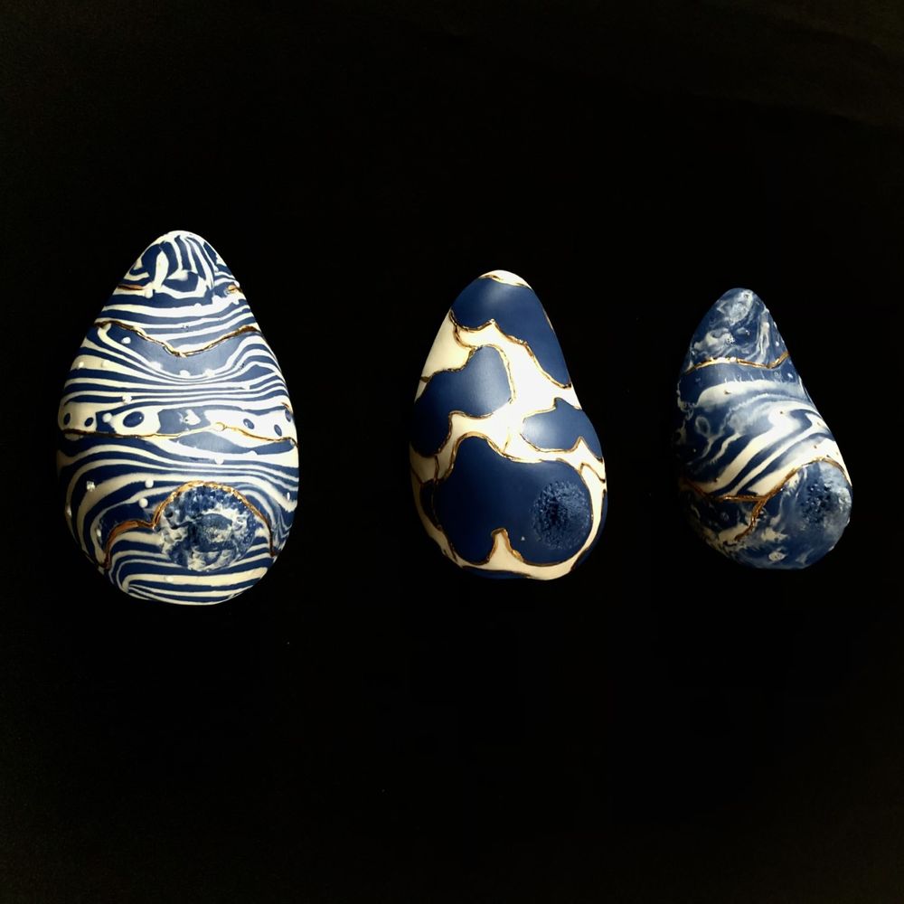 Sculptures, statuettes et miniatures - Sein Zébré porcelaine Or Blanc et bleu - GUENAELLE GRASSI
