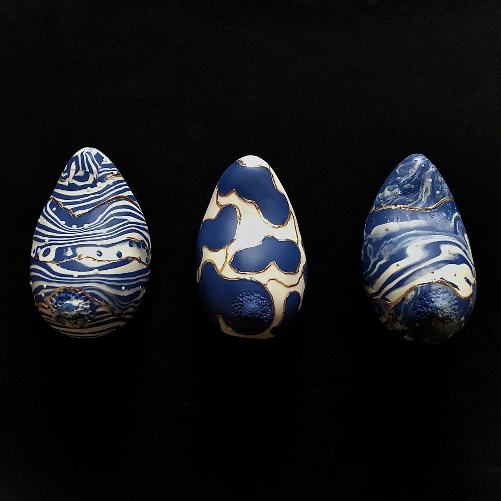 Sculptures, statuettes et miniatures - Sein Zébré porcelaine Or Blanc et bleu - GUENAELLE GRASSI