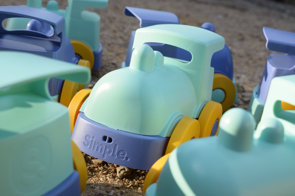 Gifts - The small walking train made of recycled and logged plastic - LE JOUET SIMPLE.