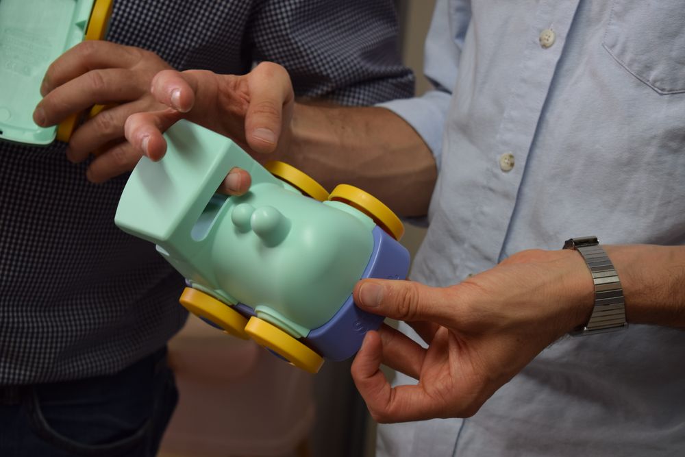 Gifts - The small walking train made of recycled and logged plastic - LE JOUET SIMPLE.