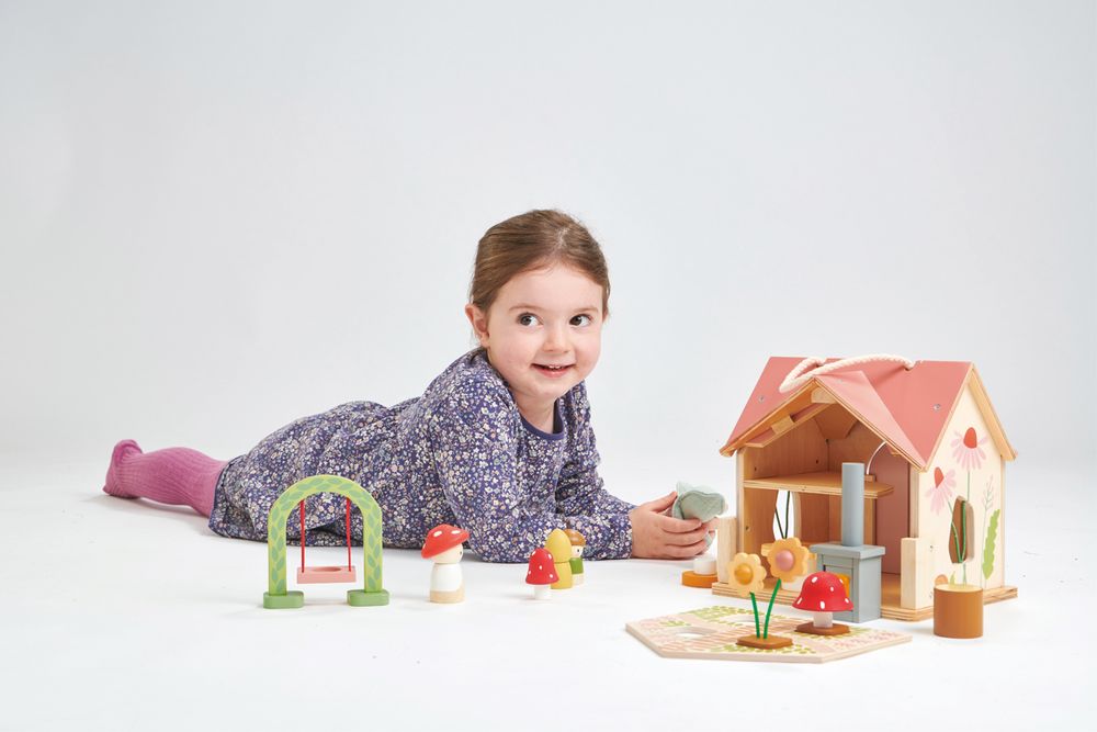 Jouets enfants - Tender Leaf Maison de Poupée: CHALET 'ROSEWOOD' 42x40x31cm, avec poignée et  accessoires, en bois, en boîte 42,2x8x27,5cm, 3+ - UGEARS
