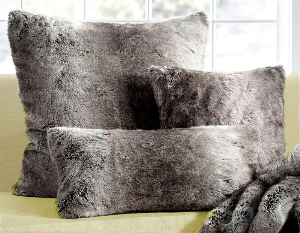 Coussins - Housse de coussins en fausse fourrure - KANCHI BY SHOBHNA & KUNAL MEHTA