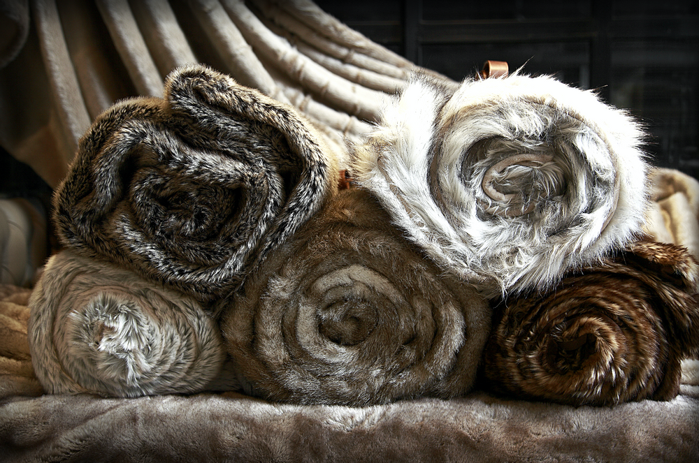 Coussins - Housse de coussins en fausse fourrure - KANCHI BY SHOBHNA & KUNAL MEHTA